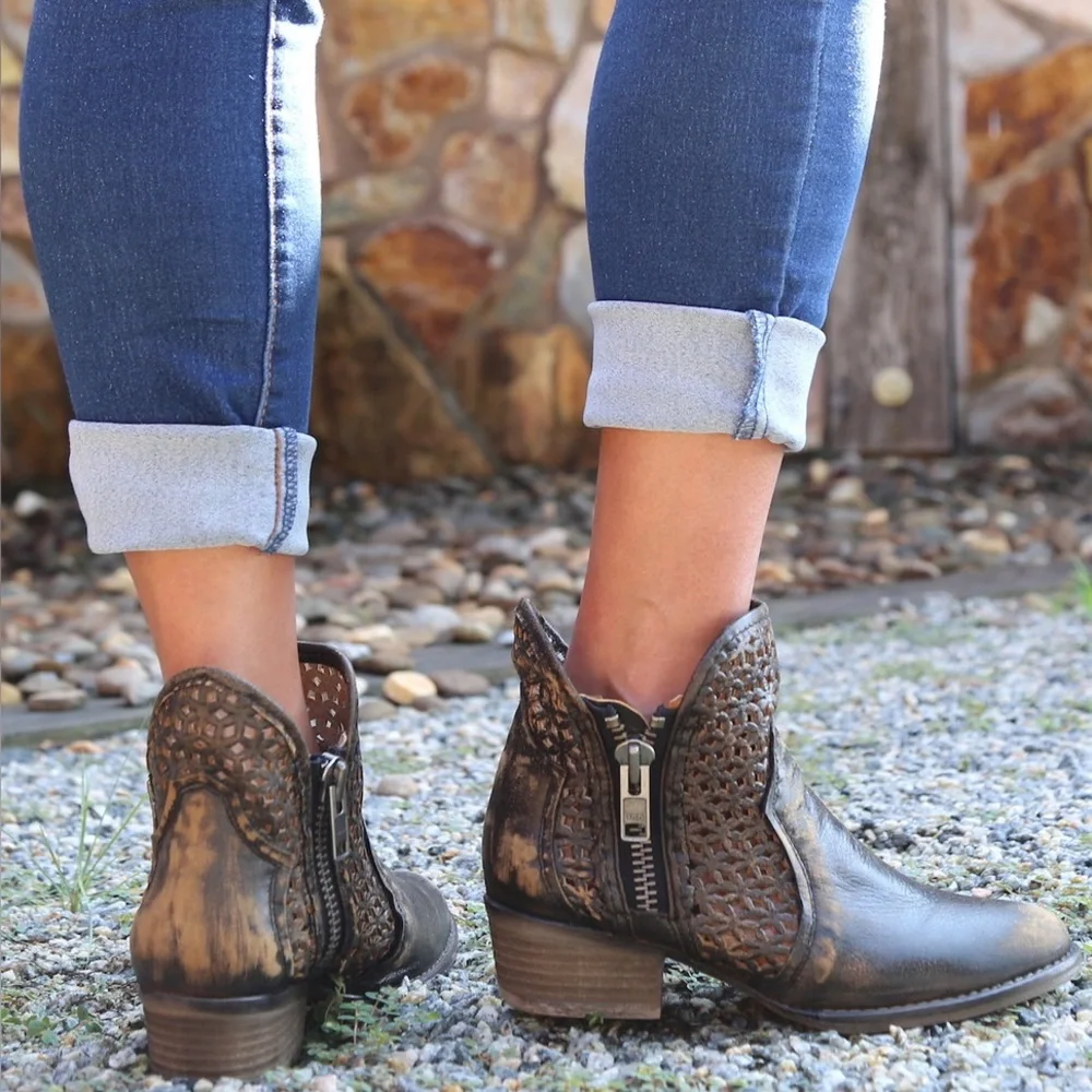 Like 🆕 Circle G by Corral Distressed Leather Black Yellow Shortie Ankle Booties